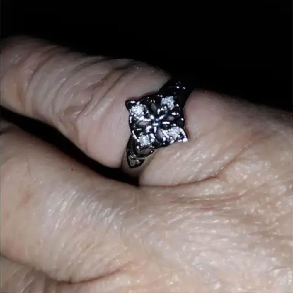 Women's Zirconia Sterling Silver Celtic Knot Ring Sz 8